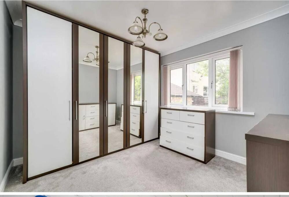 Frank Lane Vila Dewsbury Exterior foto