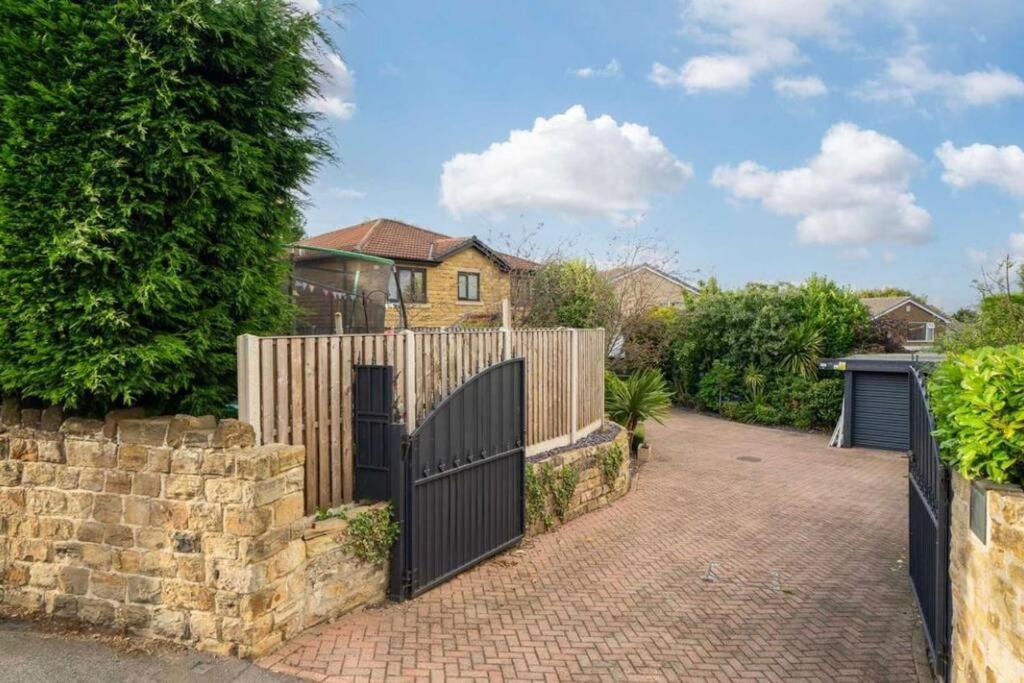 Frank Lane Vila Dewsbury Exterior foto